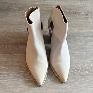 NWOT FREE PEOPLE WILDER CREAM BOOTIES, SIZE 40